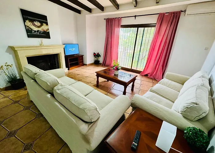 Casa De 5 Dormitorios Cerca De La Playa En Marbella Elviria